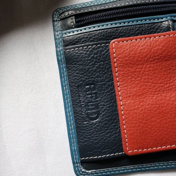 MILO Blue Canadian Made Leather Crossbody Purse Wallet RFID Technology Travel - Picture 6 of 8